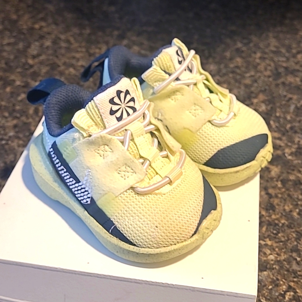 NIKE toddlerCrater Impact Lime Ice/White-Navy (DB3553 310) size 2C